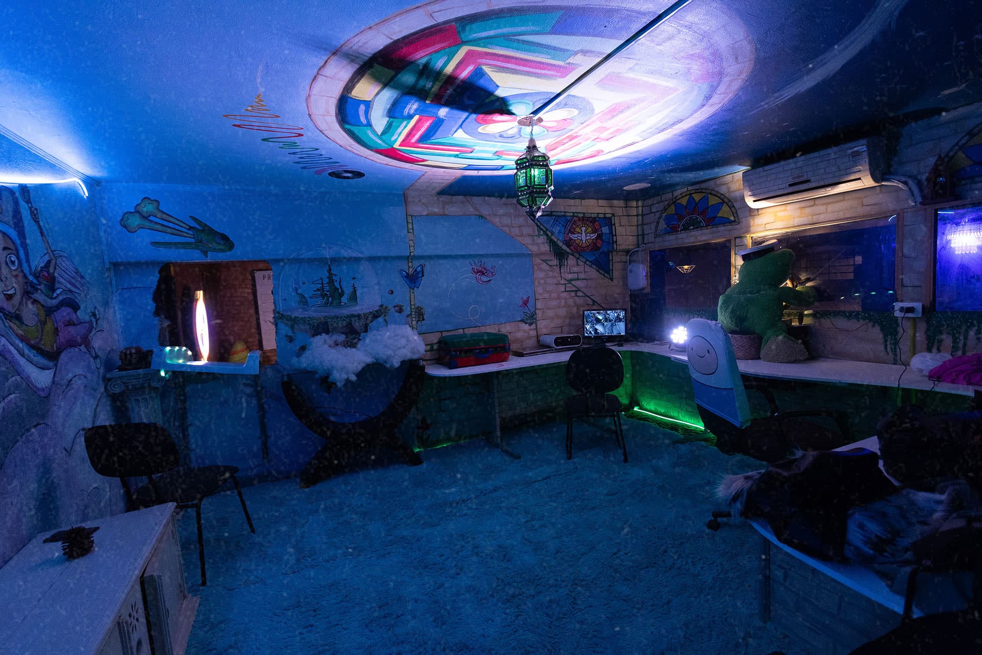 Espaço interior com iluminação azul e teto decorado