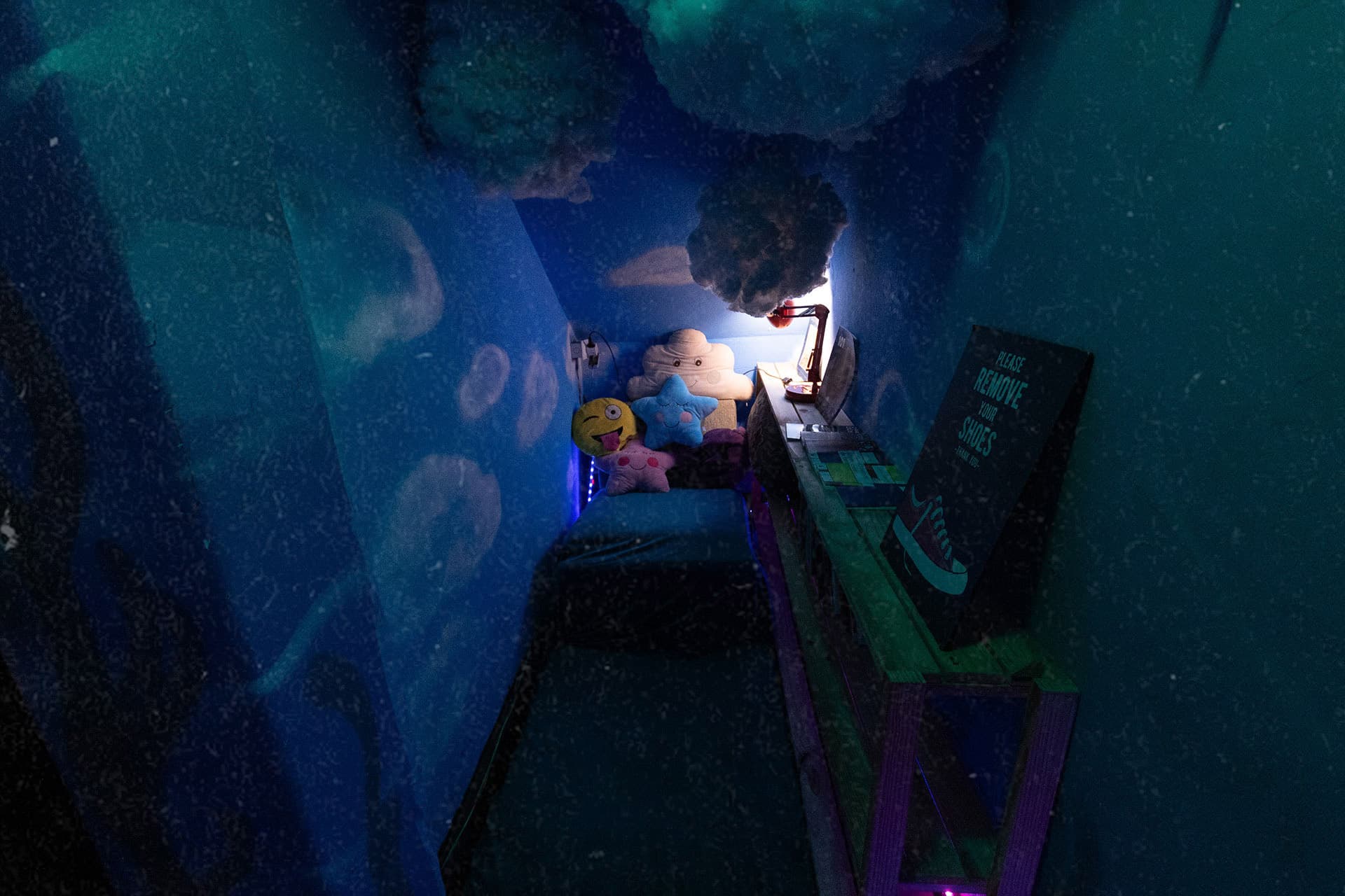 Espaço criativo com iluminação azul e decorações de nuvens