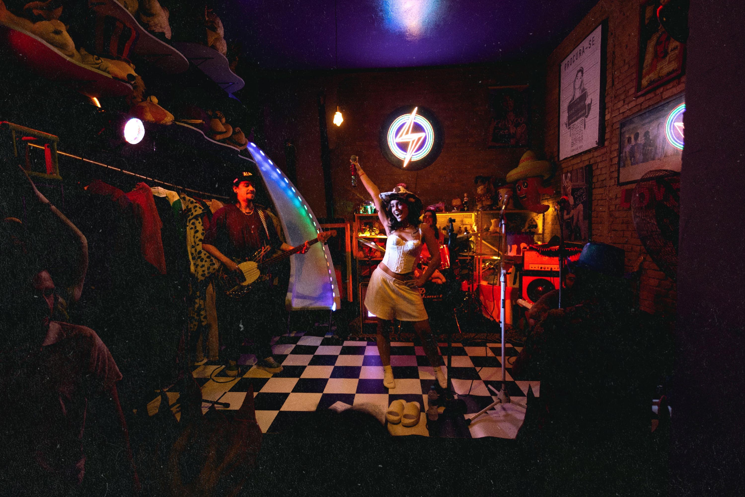 Performance em piso quadriculado com músicos