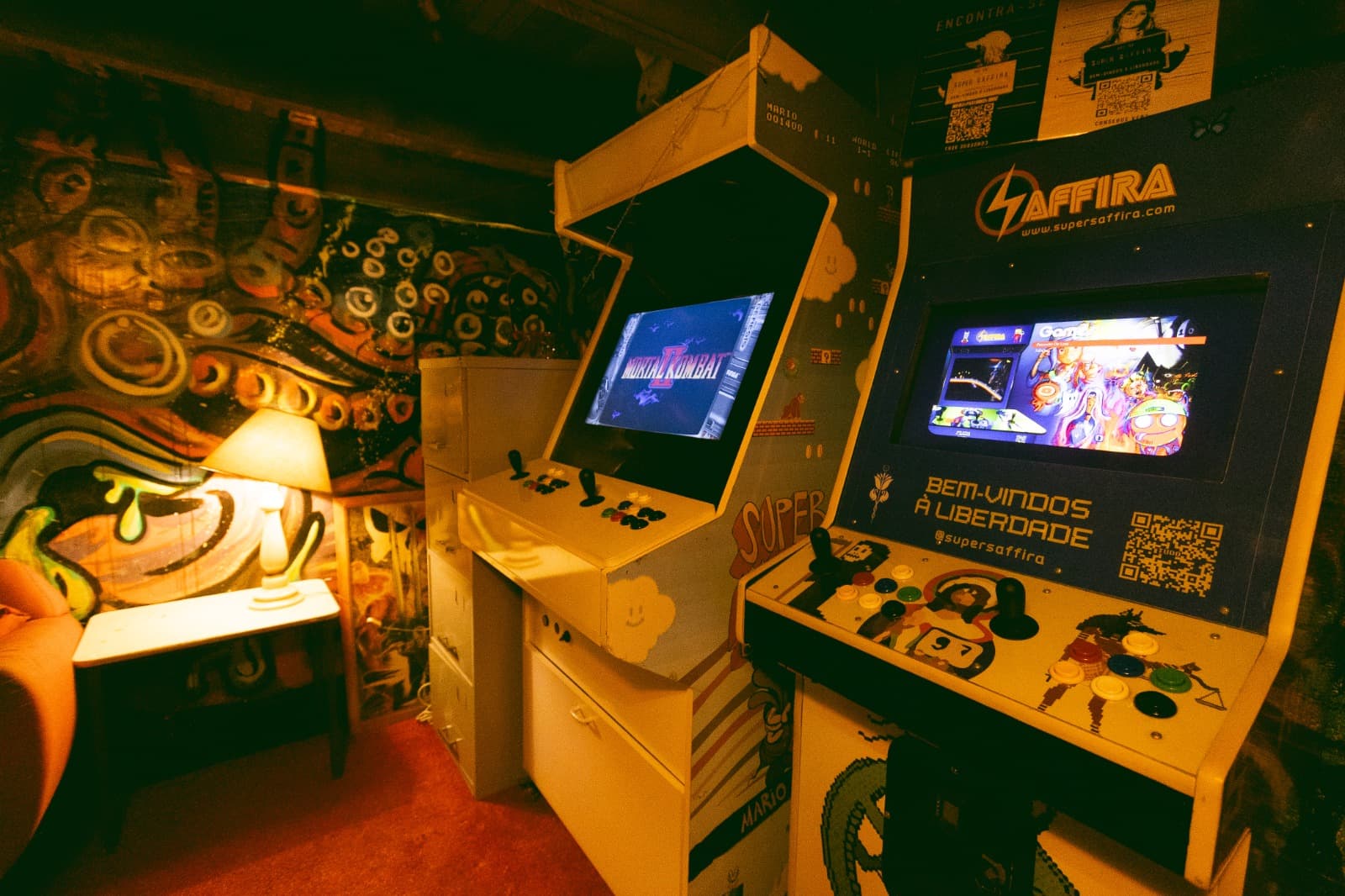 Área de arcade com máquinas de jogos retrô e arte de parede colorida